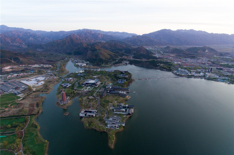 这是4月11日从空中俯瞰清晨的怀柔雁栖湖.