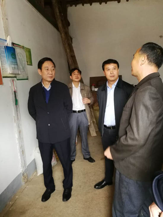 县委书记许水兆在调研脱贫攻坚示范村创建工作时强调强推三变改革壮大