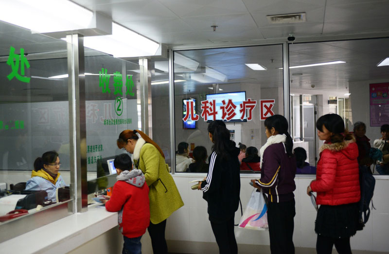 11月25日,患者在广西上林县人民医院排队缴费.新华社记者 王全超 摄