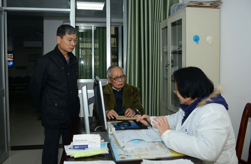 11月25日,患者在广西上林县人民医院接受诊疗.新华社记者 王全超 摄