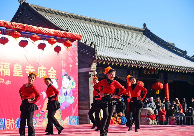 首页 新闻中心 国务院 正文 1月30日,庙会上的歌舞表演吸引众多市民