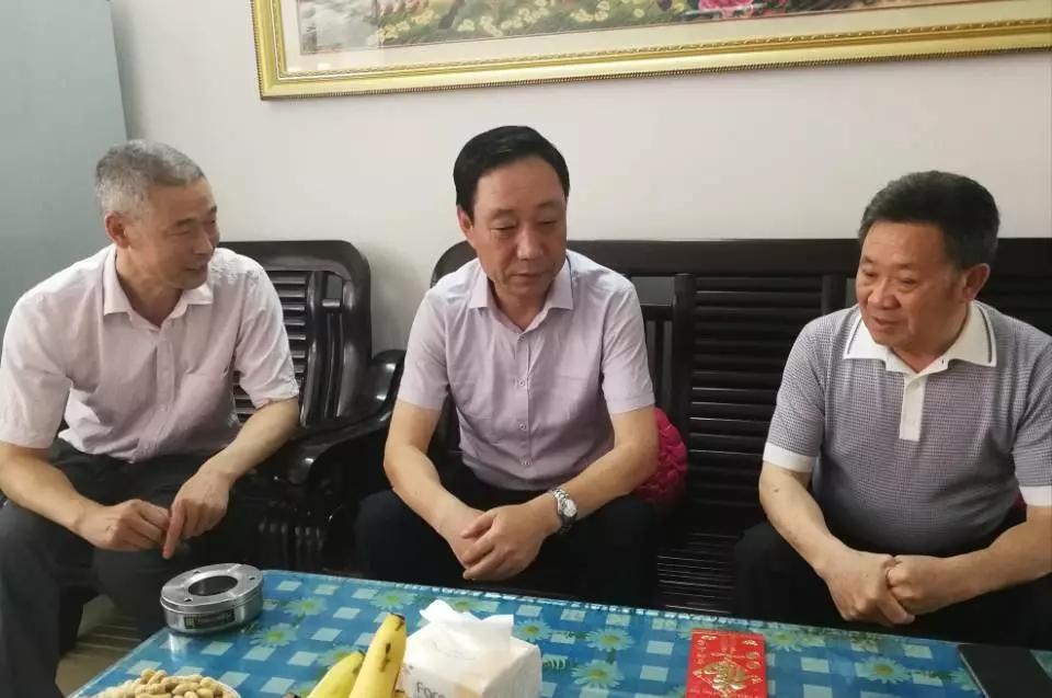 县委书记许水兆深入城区试马镇看望慰问老党员