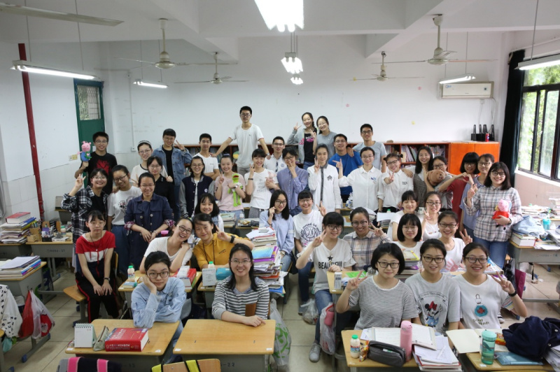 6月6日,浙江省衢州第二中学考生在教室里合影留念.